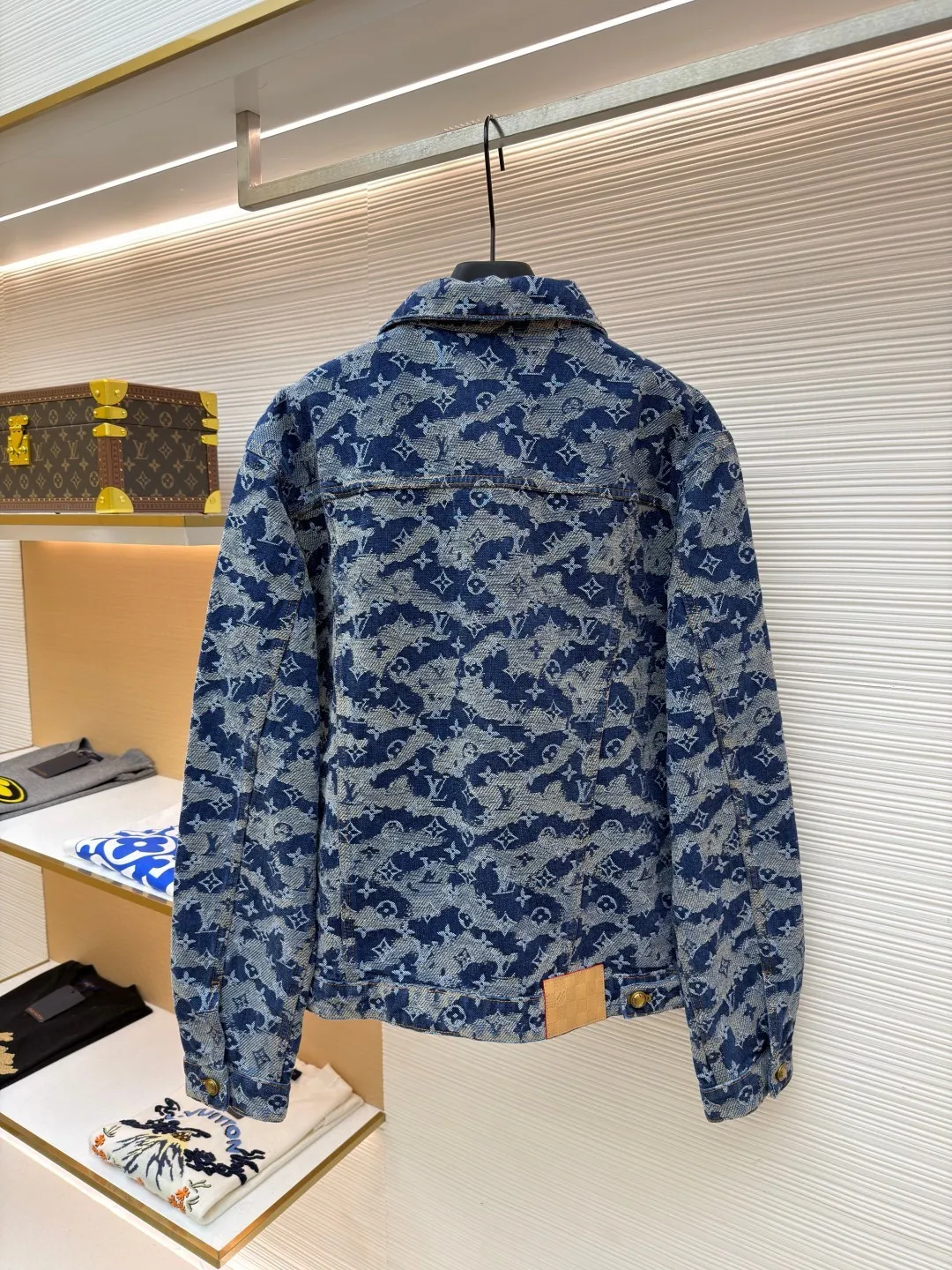 LOUIS VUITTON letter float jacquard denim jacket ●Original version: purchased and developed for 22999 ●Item number: 1682132-C05 ●Fabric: denim denim fabric ●Technology: jacquard production ●Color: blue ●Version: fitted version ●Weight: about 1335 grams ●Size: 46-48-50-52 ●Description: Made of heavy denim denim as the base, it uses distressed washing + gradient tie-dyeing to present a Monogram dark pattern effect. The gray-blue and off-white smudged colors are natural and layered, retaining the brand logo while enhancing the retro texture. The trousers have a skateboard straight cut, and the waistband is equipped with metal buttons and leather logo tags. The five-pocket structure follows the classic workwear design, and the edges of the pockets are reinforced with double-lane stitching, taking into account durability and style. The trouser legs are slightly narrowed to suit various scenarios. The overall process combines denim washing technology with brand logo technology, which not only retains the casual attributes of denim items, but also enhances high-luxury recognition through gradient textures. The overall wiring is straight and delicate, the fabric is comfortable and soft, and the color is consistent without color difference. It can be matched with the same style to create a fashionable look and control various occasions. Customized accessories, complete with three standards, same style for men and women!